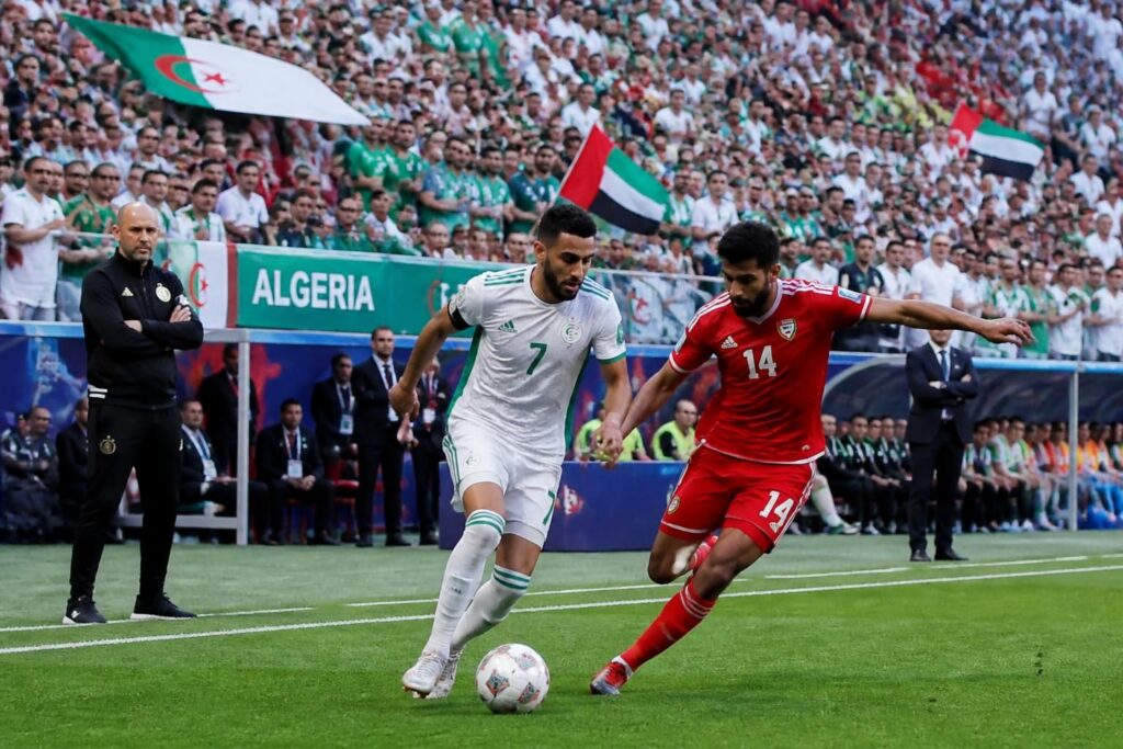 découvrez le duel stratégique très attendu entre l'algérie et les émirats arabes unis sur le terrain de football, une rencontre pleine de suspense et de tactique.