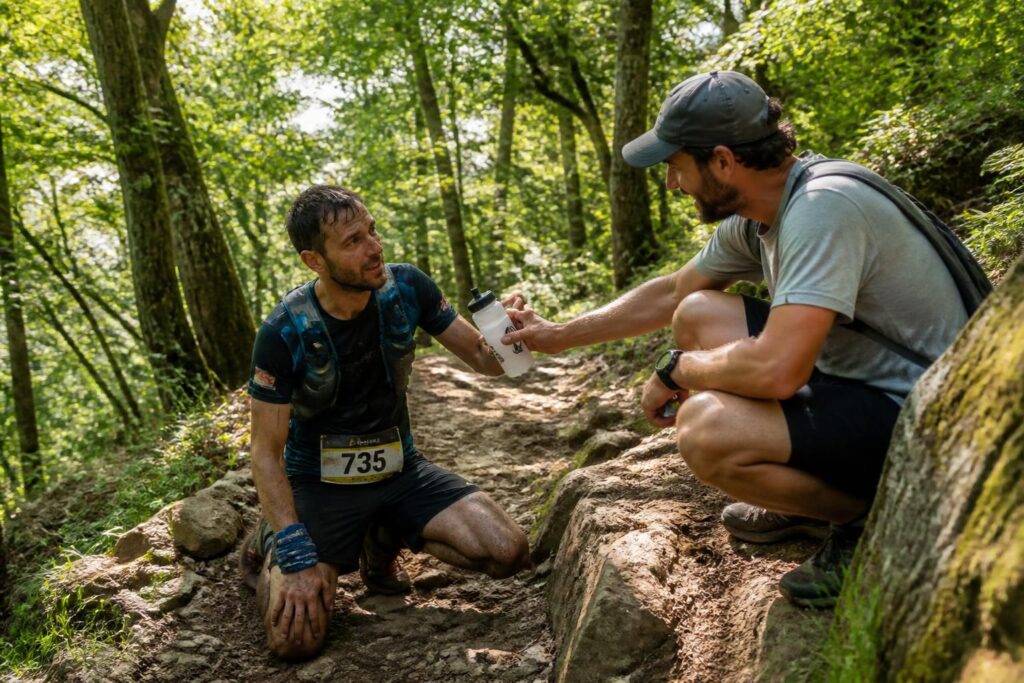 découvrez le rôle des trail angels, ces inconnus bienveillants qui viennent en aide aux coureurs en pleine nature, offrant soutien et encouragement lors des courses en trail.