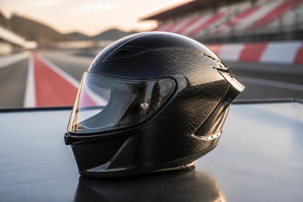 découvrez l'agv pista gp r, le casque de référence des champions, alliant design aérodynamique et sécurité maximale pour des performances optimales sur circuit.