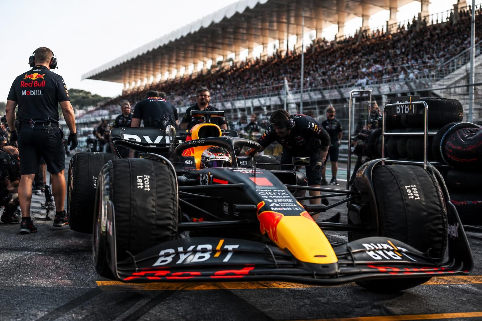 découvrez tous les secrets pour réussir vos paris sportifs en formule 1. conseils, stratégies et astuces pour maximiser vos gains sur les courses de f1.