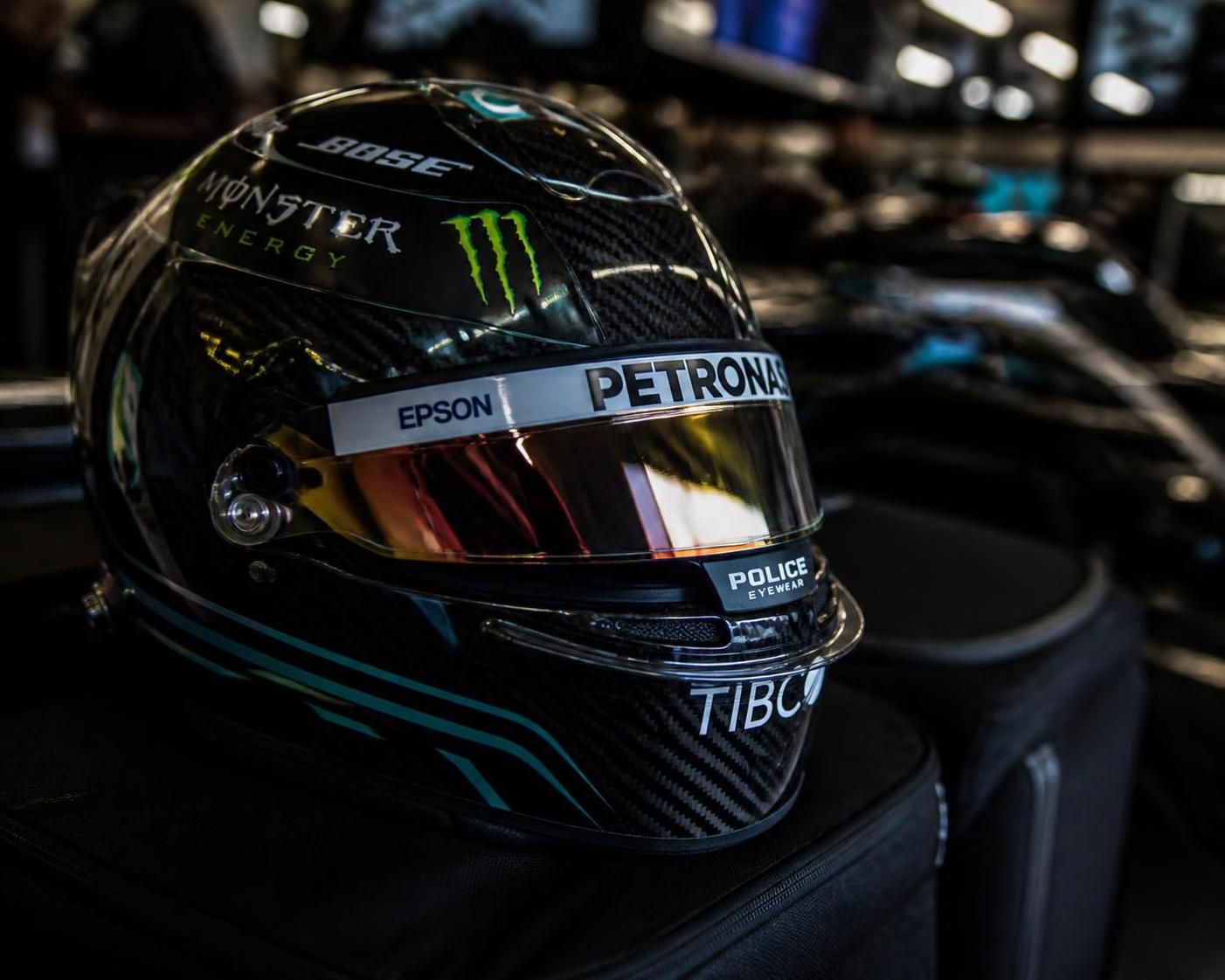 découvrez combien les pilotes de formule 1 investissent réellement dans leurs casques pour garantir une protection optimale sur la piste.